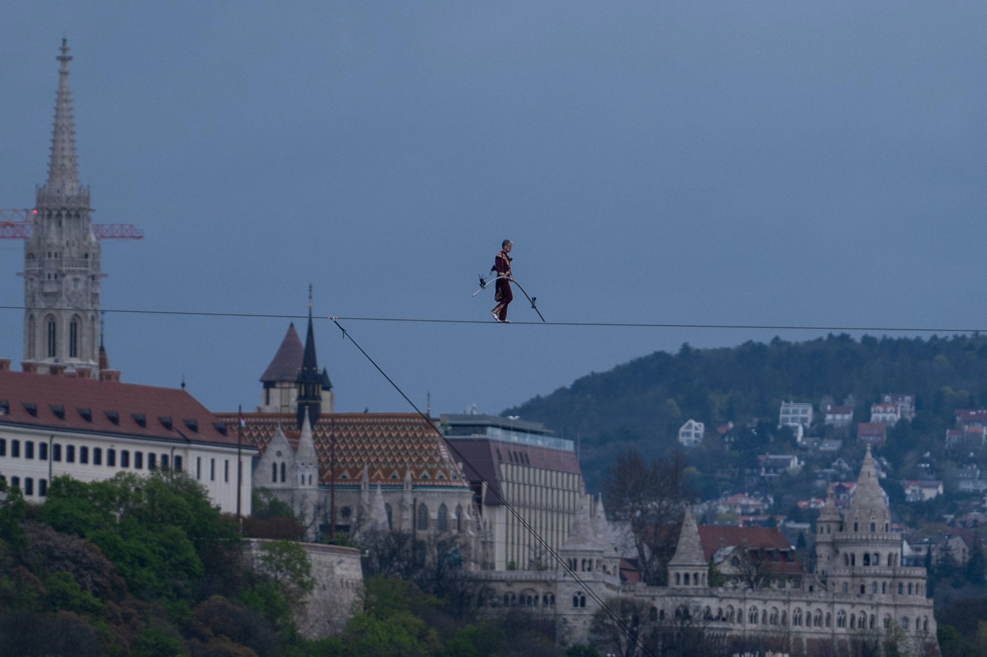 Drótkötélen egyensúlyozva kel át a Duna felett ifjabb Simet László artistamûvész a cirkusz világnapja alkalmából Budapesten 2023. április 15-én