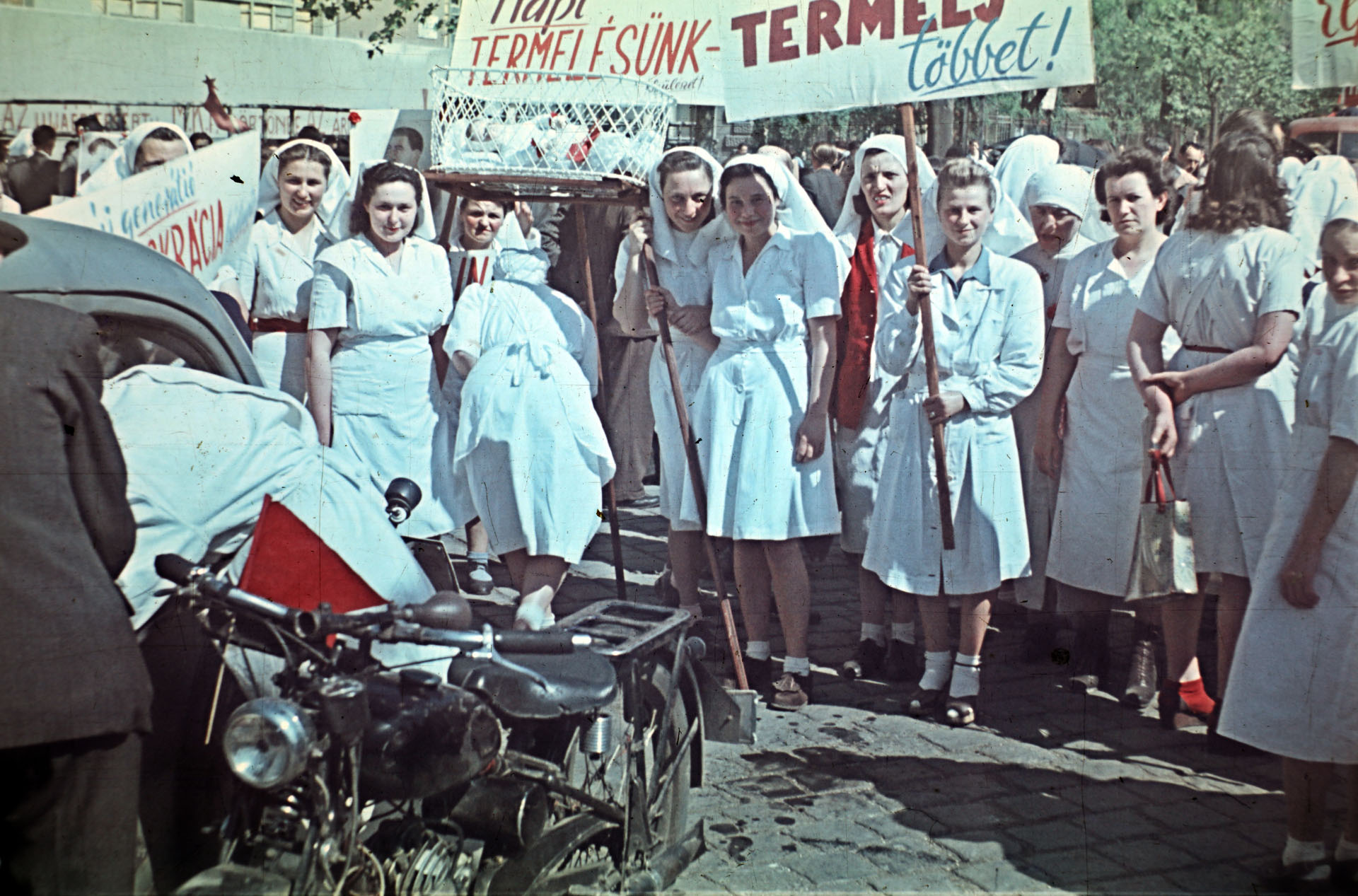 Nyugati (Marx) tér, jobbra a Váci út, május 1-i felvonulók (Fotó: Aszódi Zoltán/Fortepan)