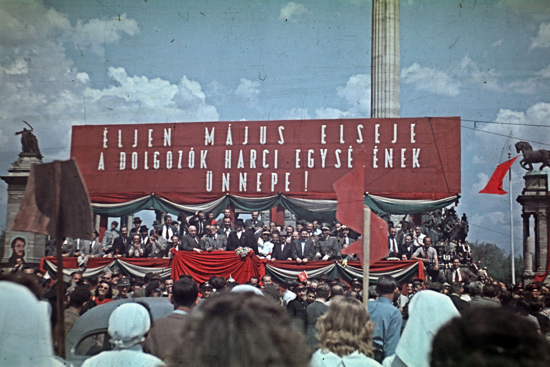 Hősök tere, május 1-i ünnepség, a dísztribünön középen Rákosi Mátyás, Szakasits Árpád, Veres Péter (Fotó: Aszódi Zoltán/Fortepan)