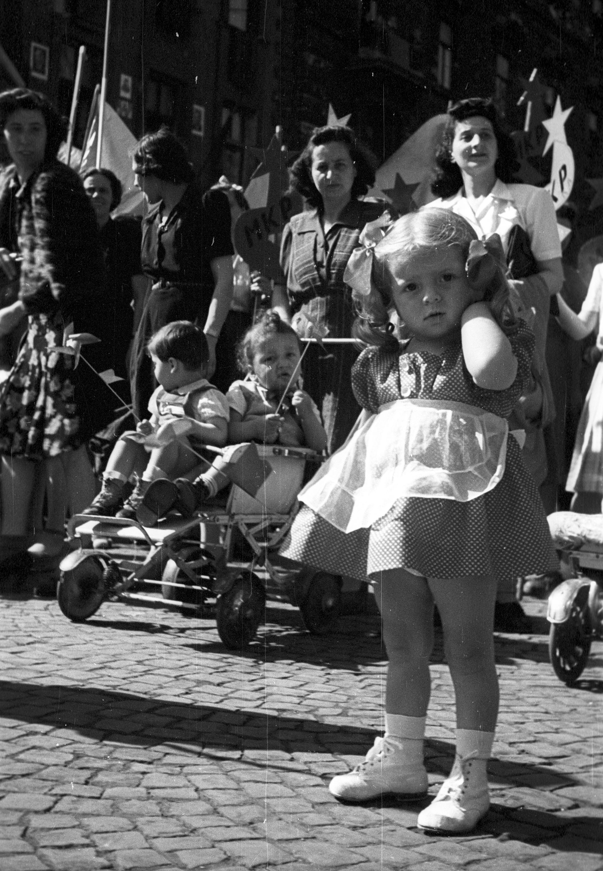 Anyák babakocsikkal az Oktogonon (Fotó: Fortepan)