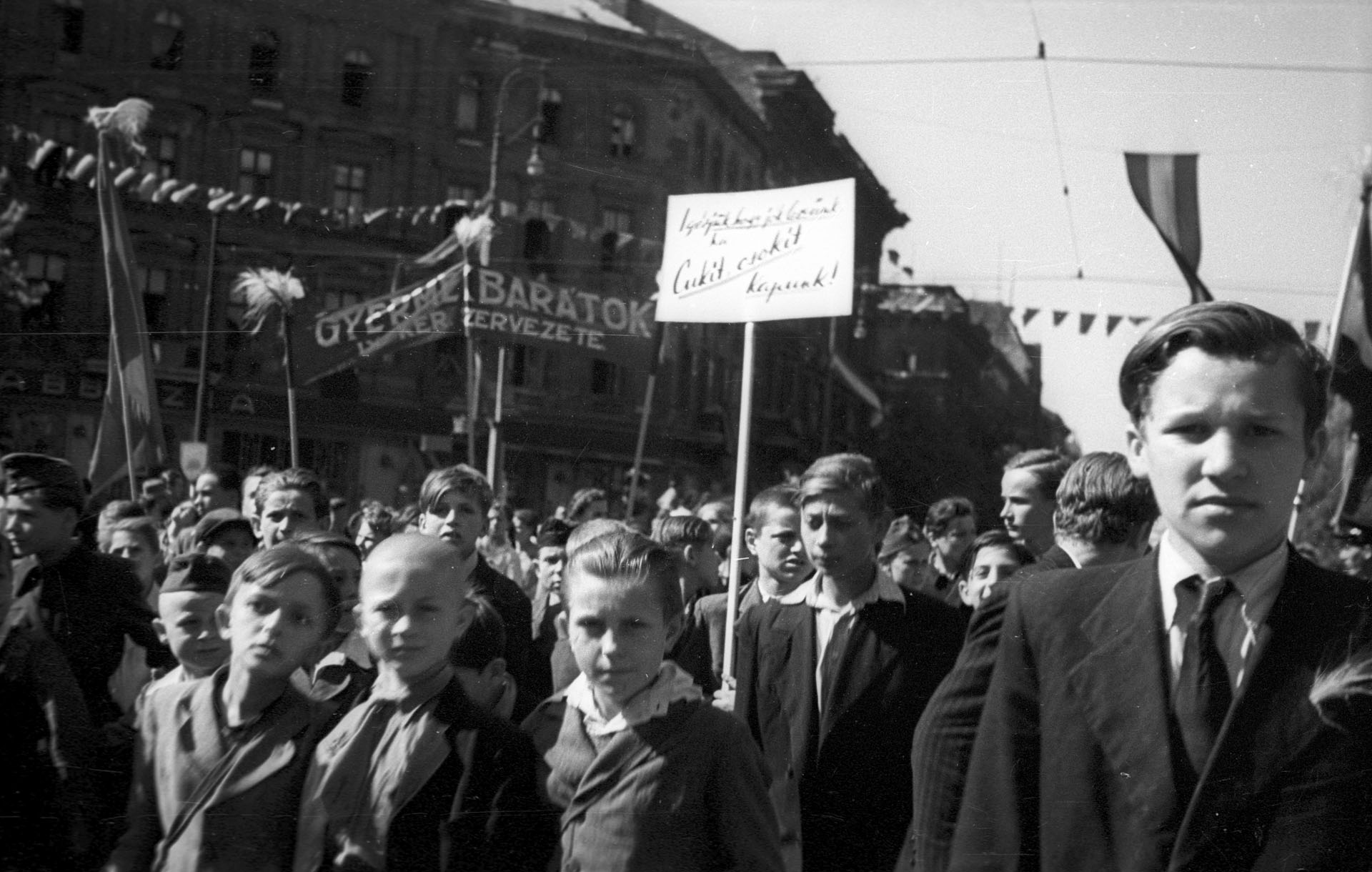 Gyermek barátok IV. kerületi szervezete vonul (Fotó: Fortepan)