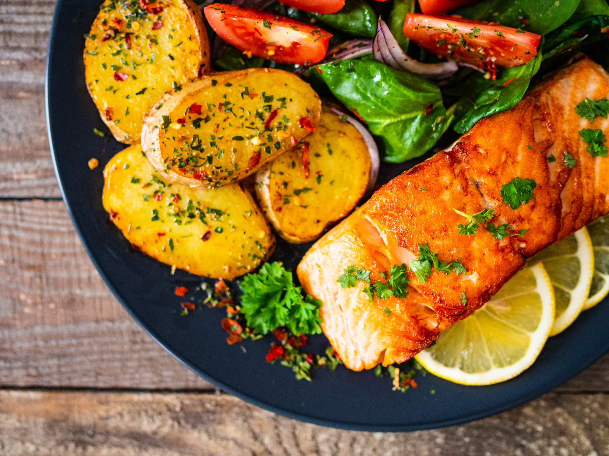 Sült laza krumplival, zöldségekkel