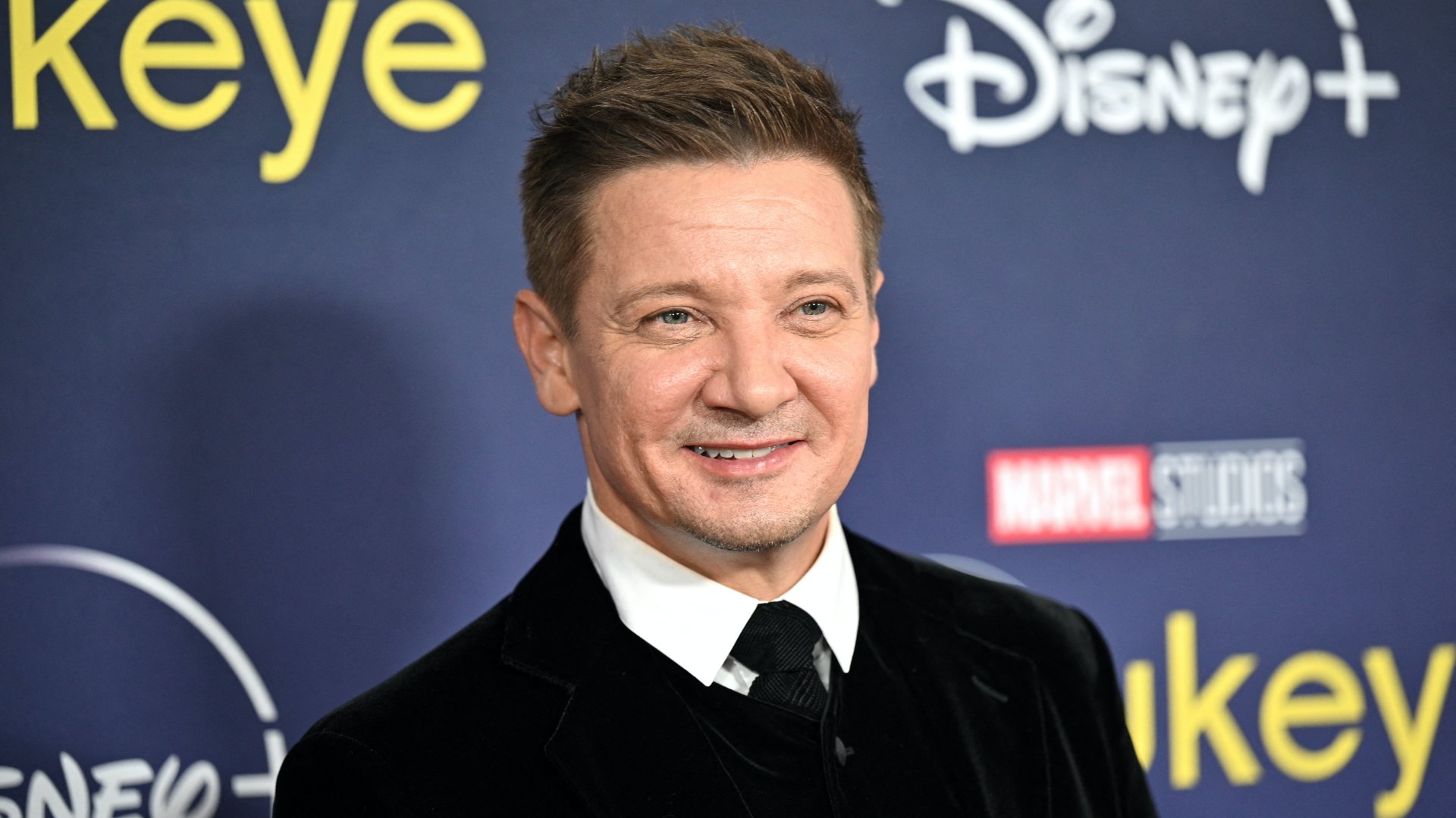 Jeremy Renner amerikai színész érkezik a Marvel Studios "Hawkeye" című televíziós minisorozatának premierjére a Los Angeles-i El Capitan Színházba 2021. november 17-én