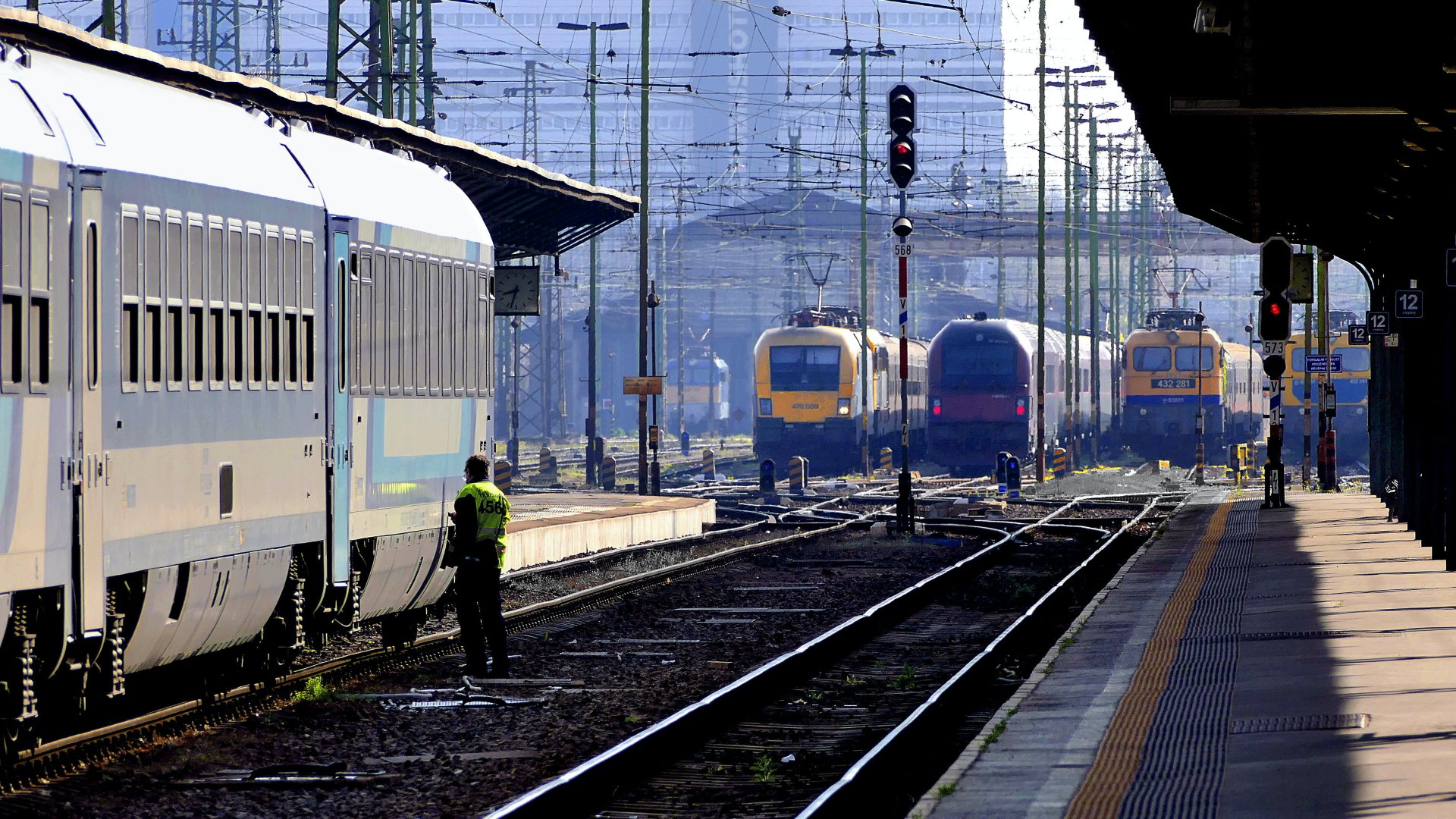 A MÁV Start Zrt. technikai személyzetéhez tartozó egyik szakember (b) tiszta vízzel tölt fel egy Intercity (IC) vonalakon járó szerelvényt a Keleti pályaudvaron