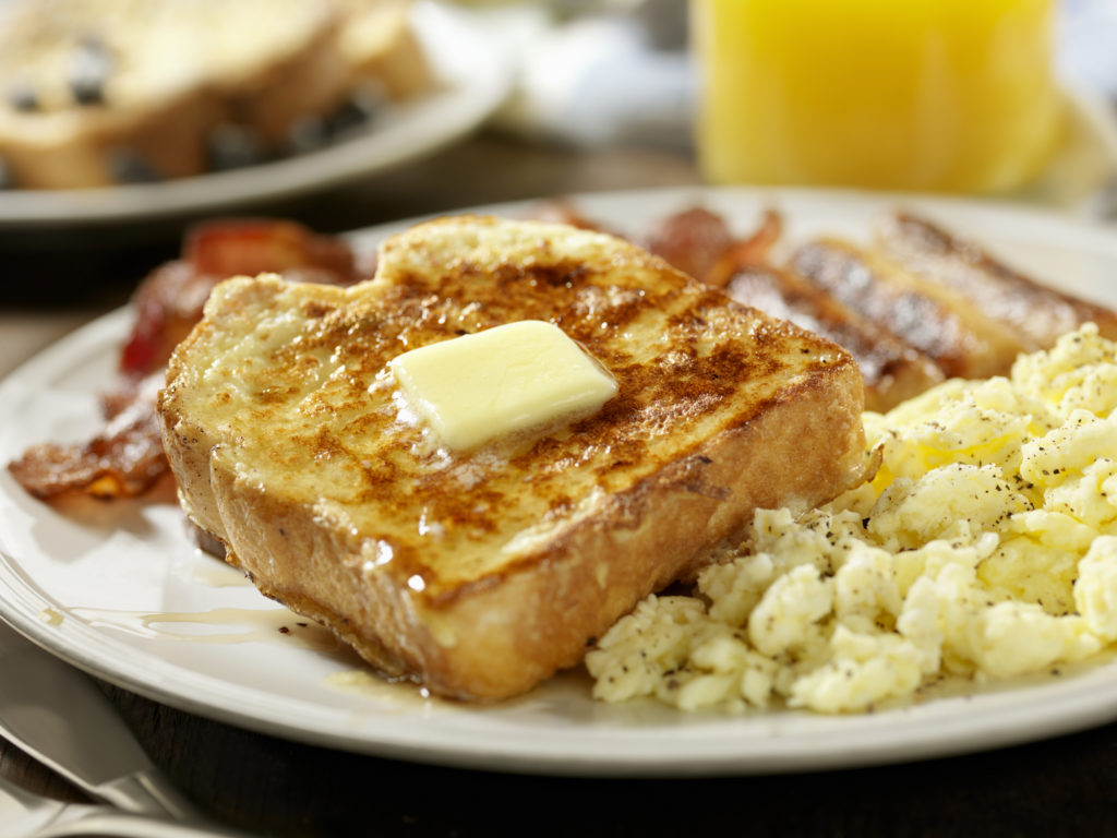 Francia pirítós, french toast rántottával és sült baconnel