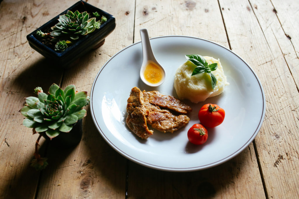 Sült hús, pecsenyelé, krumplipüré, paradicsom