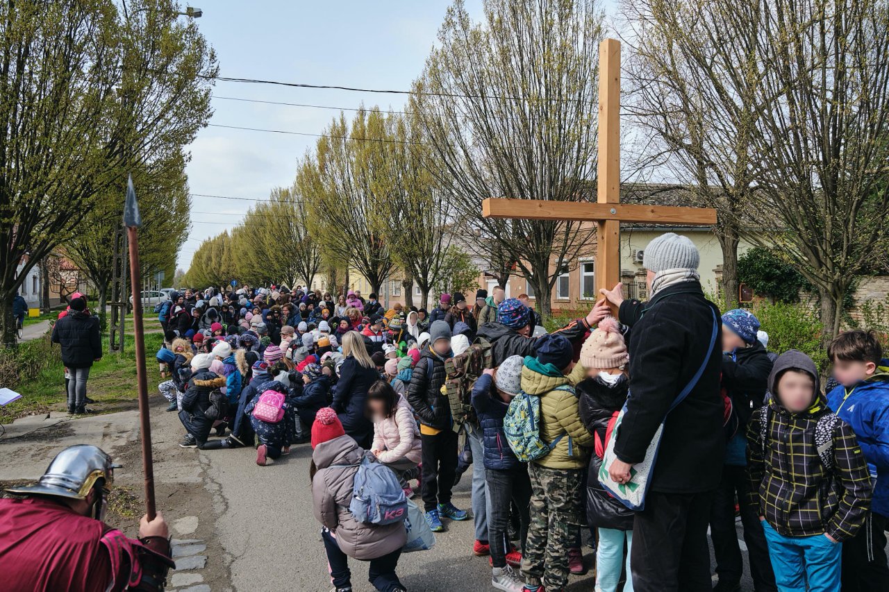 Keresztet cipelő általános iskolások Makón