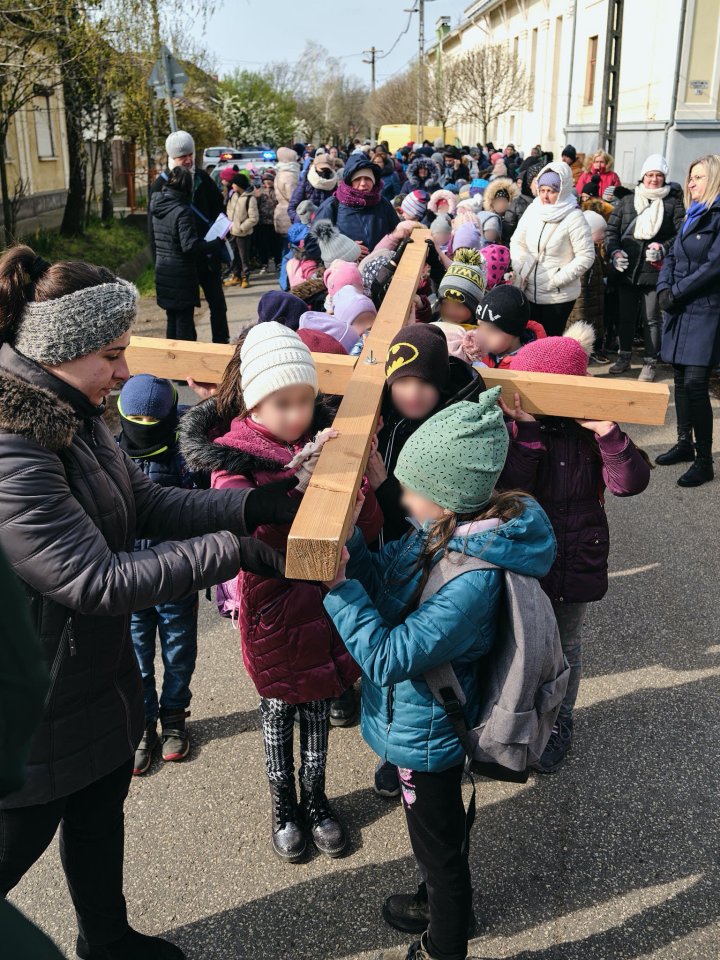 Keresztet cipelő általános iskolások Makón