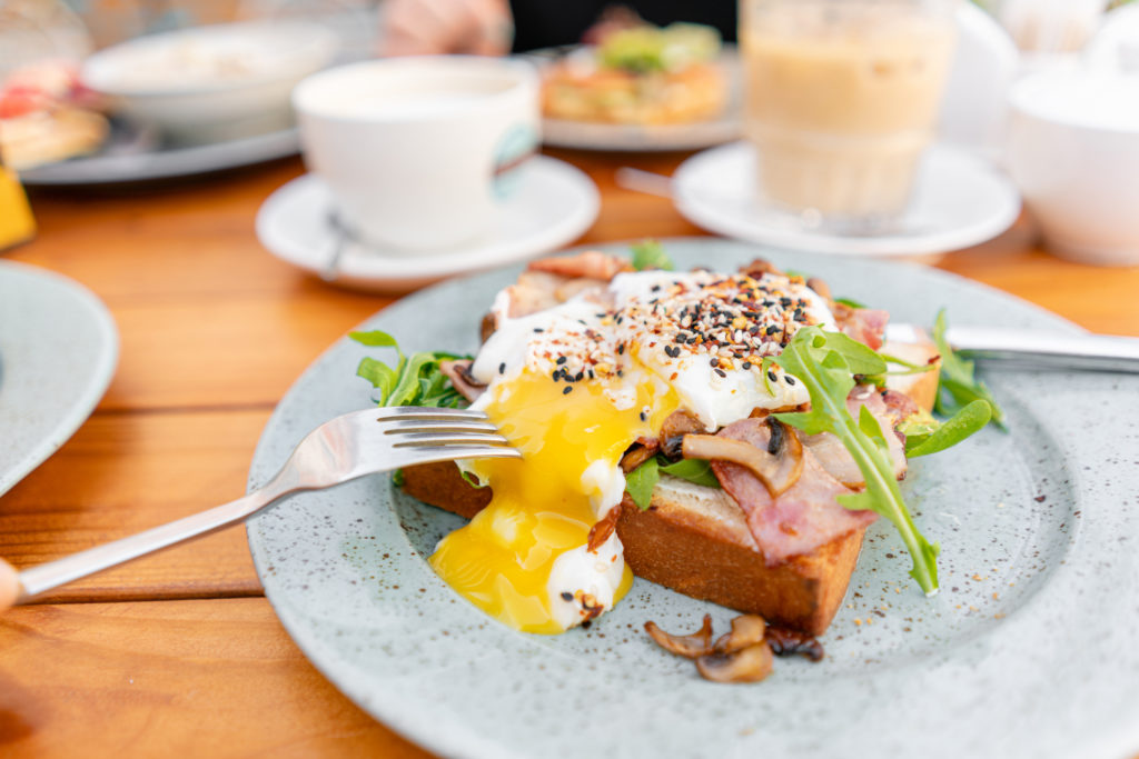 Benedict-tojás kaláccsal