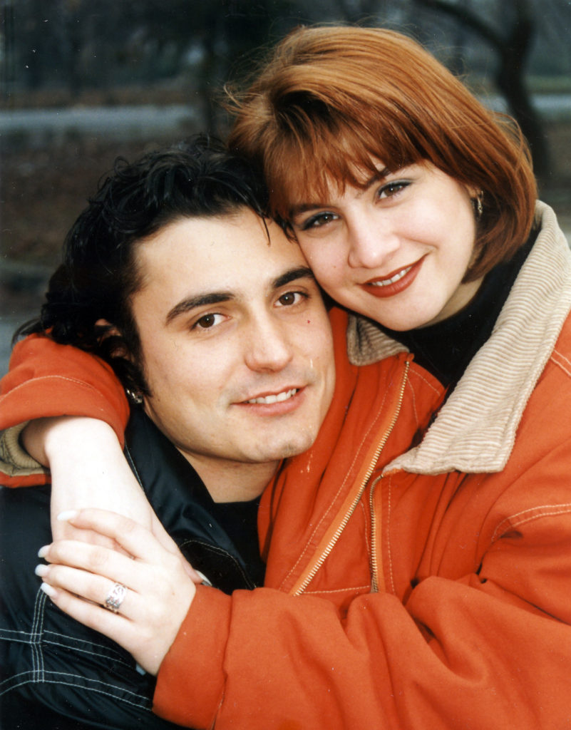 Sipos Tomi és Ábel Anita ölelkeznek