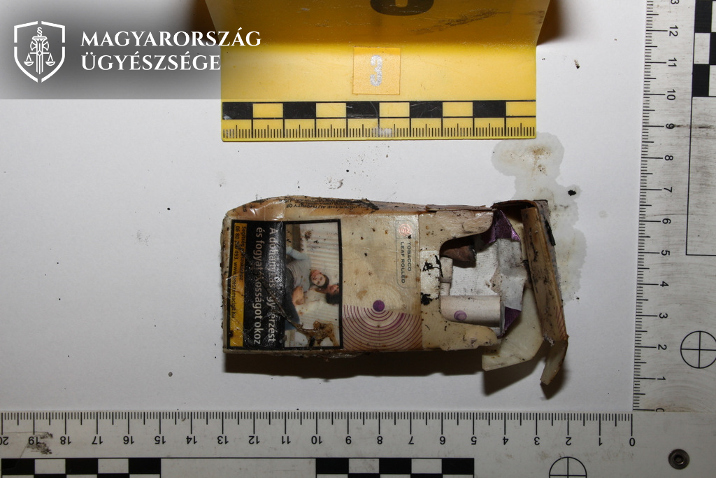 szétégett cigarettás doboz