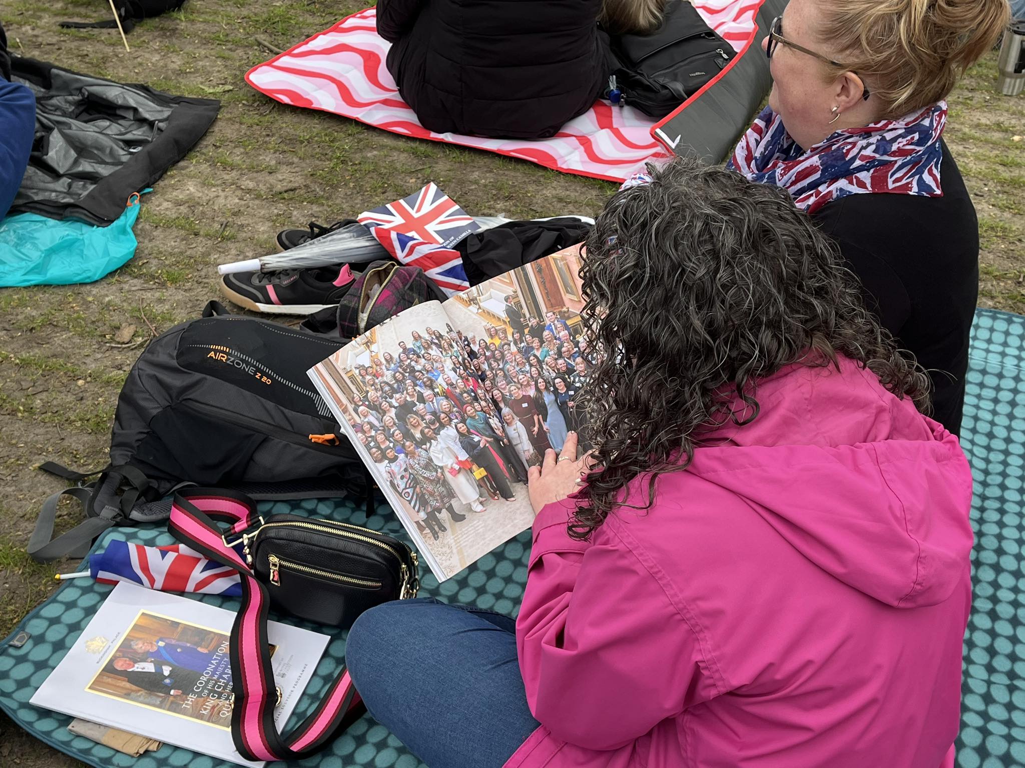 A koronázás napján spontán piknik alakult a Buckingham palota lábánál.