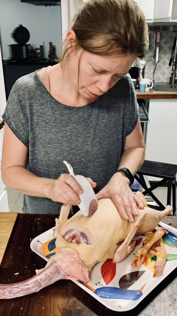 A kacsák tollfosztása különösen nehéz, van, amikor már az epilátort is bevetem, erre legalább jó