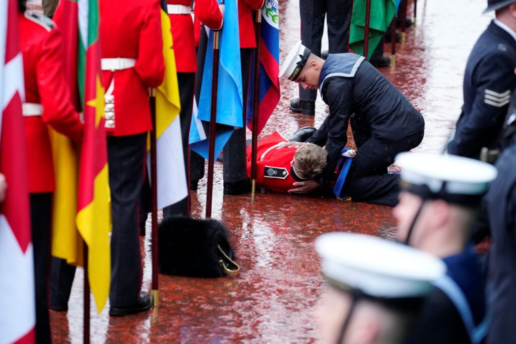 Az egyik zászlót tartó őr elájult