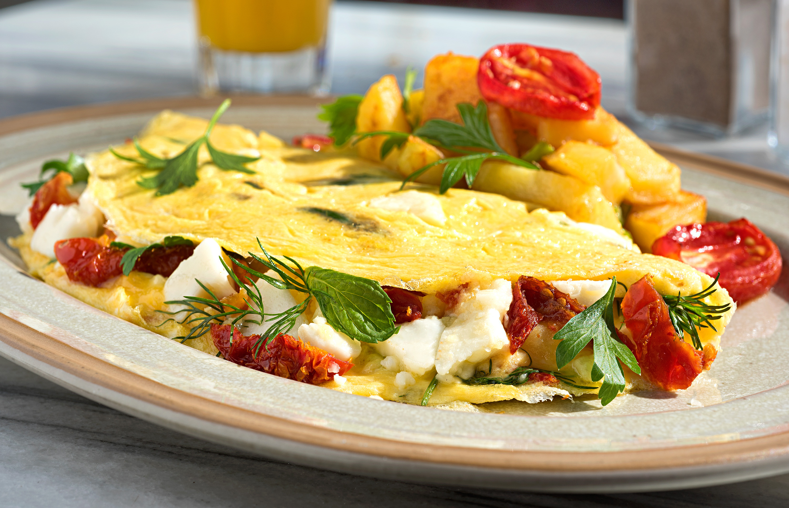 Sajttal és aszalt paradicsommal töltött amerikai omlett