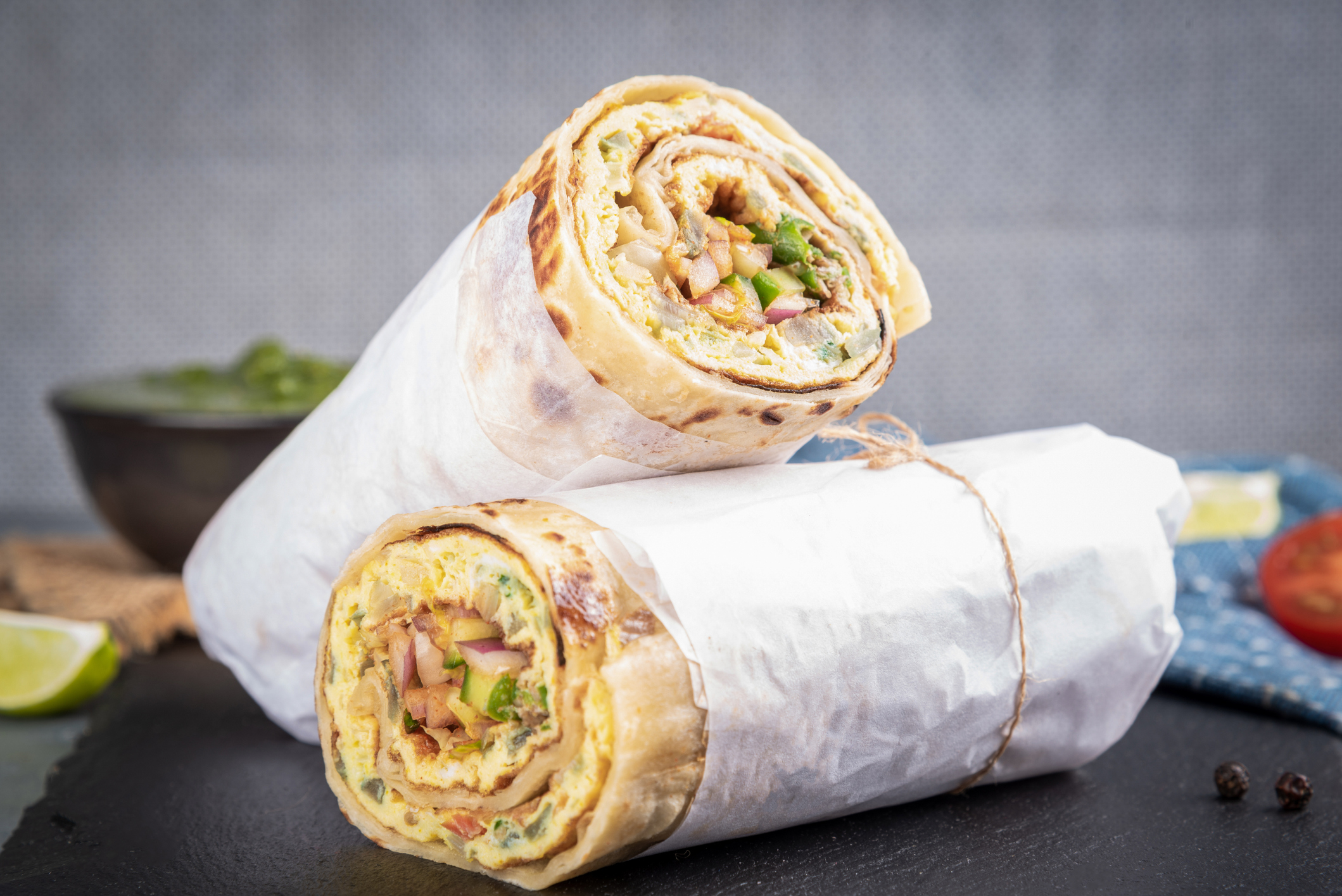 Zöldséggel, tojással és avokádóval töltött burrito