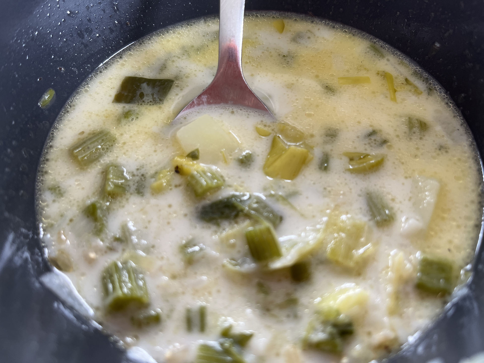 Csicseriborsós póréleves