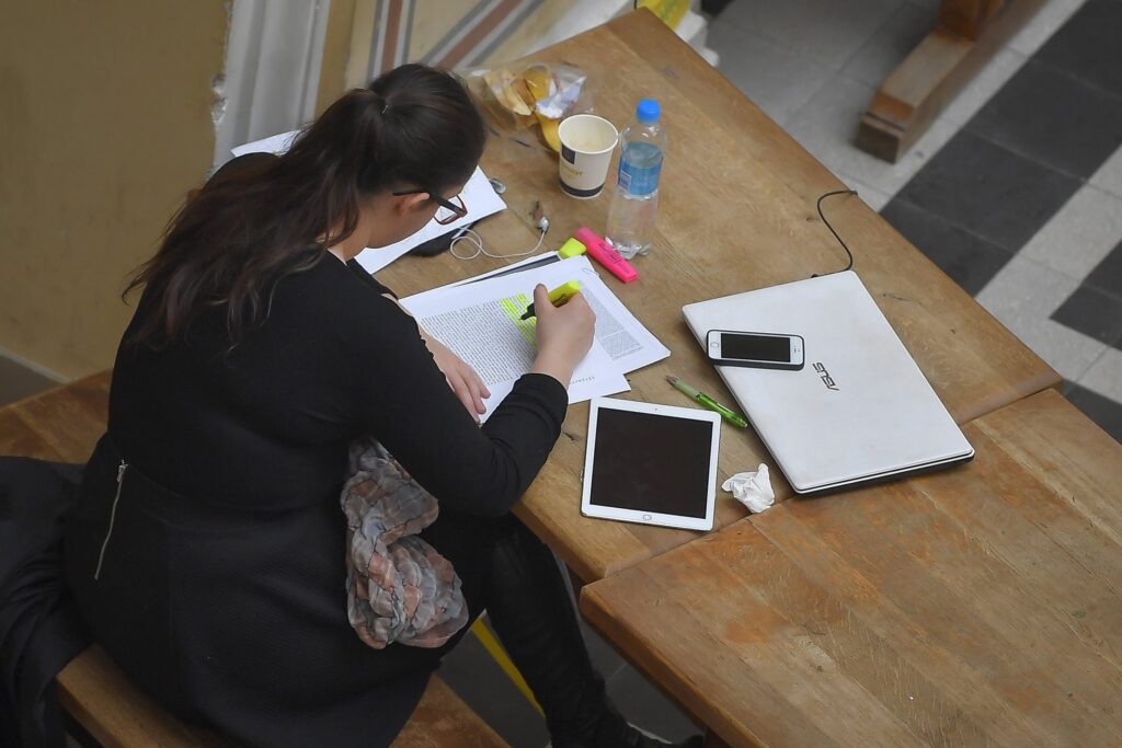 Hallgató észül egy vizsgára a Debreceni Egyetemen