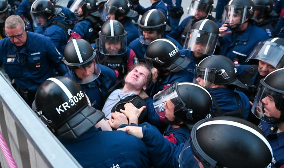 A kamaszfiú ellenállt, de nem könnygázt és verést érdemelt volna (Forrás: Egységes Diákfront - Budapest)