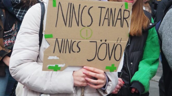 Nincs tanár, nincs jövő feliratú transzparens egy diák kezében a diáktüntetésen