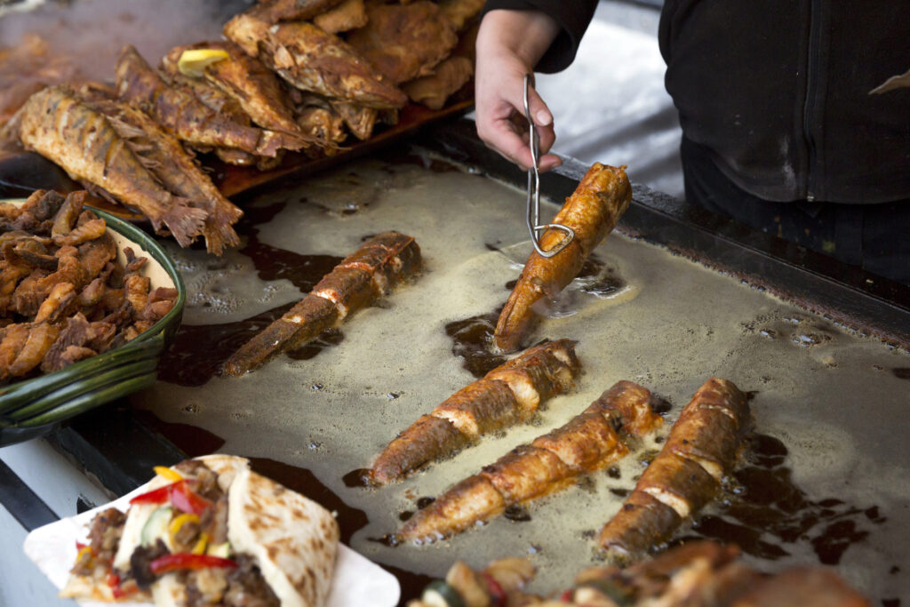 Hekket süt egy árus a VI. Budapesti Halfesztiválon a Műcsarnok mellett 2018. március 3-án