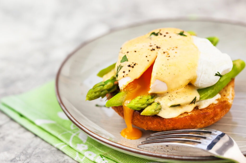 Zöld spárga buggyantott tojással, hollandi mártással 