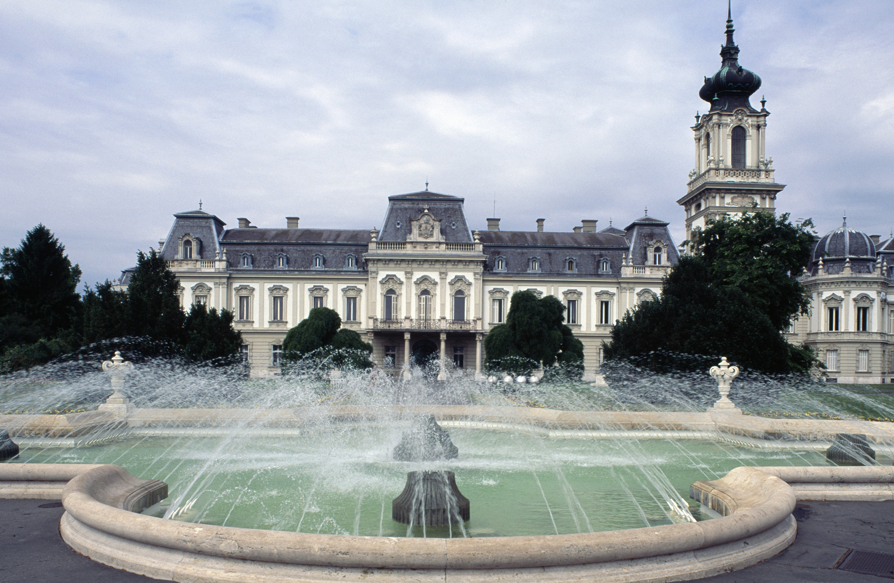 A keszthelyi Festetics-kastély szökőkúttal az előtérben