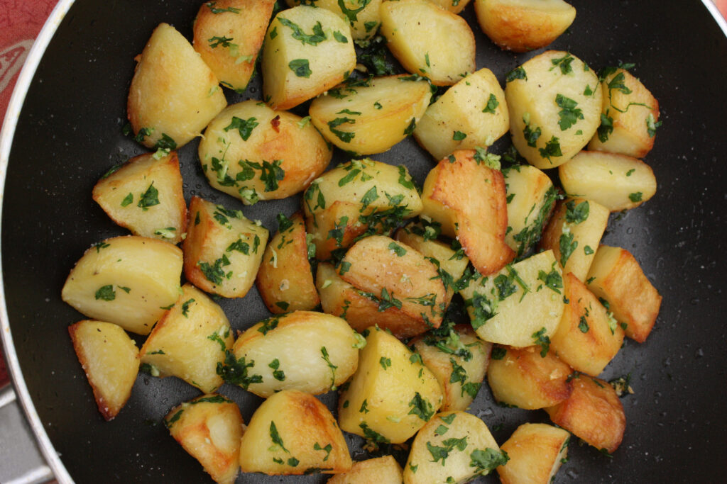 Pirított vajas-petrezselymes újburgonya