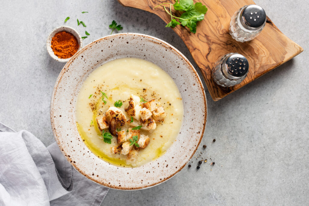 Karfiolkrémleves sült karfiolrózsákkal / Fotó: Arx0nt, Getty Images