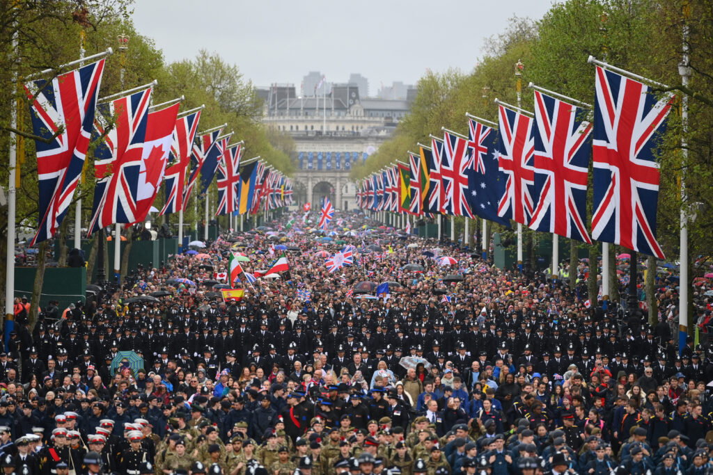 Érkezik a tömeg a The Mallon