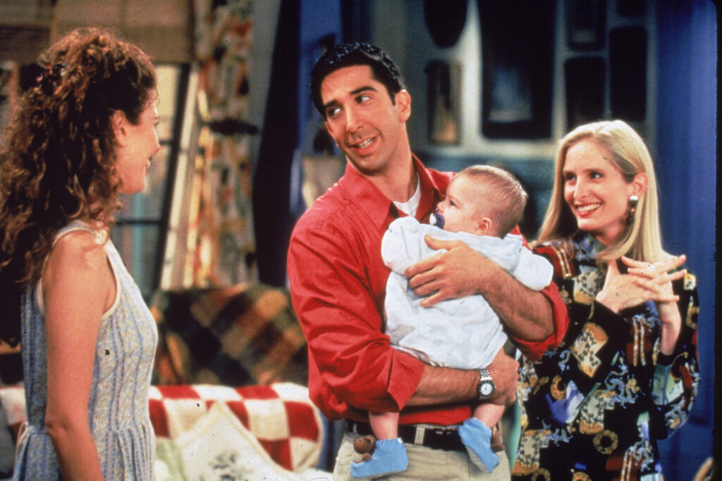 Ross és a leszbikus pár Carol és Susan babájukkal 