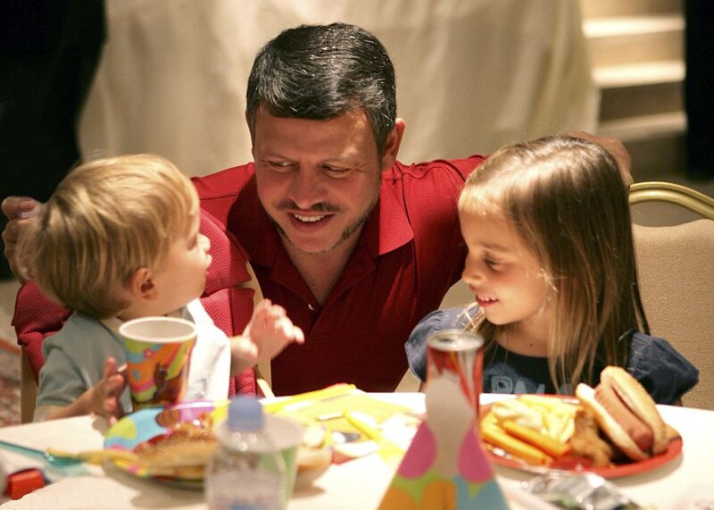 Salma hercegnő és öccse, Hashem herceg édesapjukkal 2006-ban