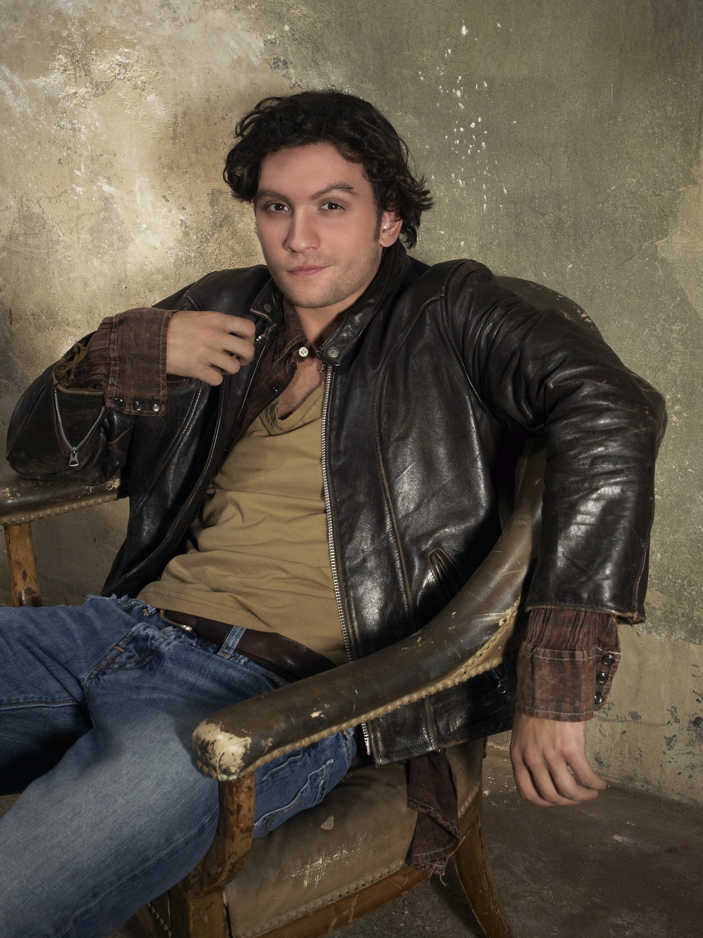 Anthony Carrigan az Elfelejtve c. sorozatban,