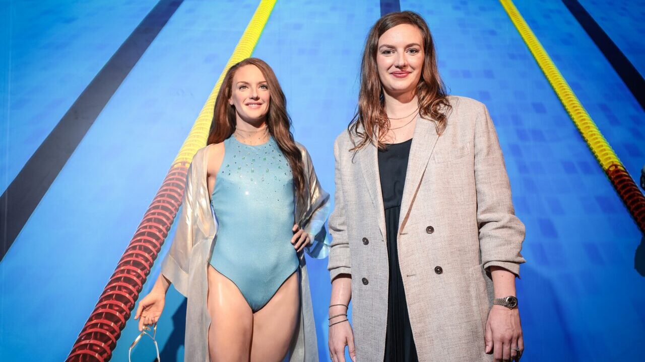 Hosszú Katinka a Madame Tussauds Budapest ünnepélyes megnyitóján a róla készült viaszmással. 