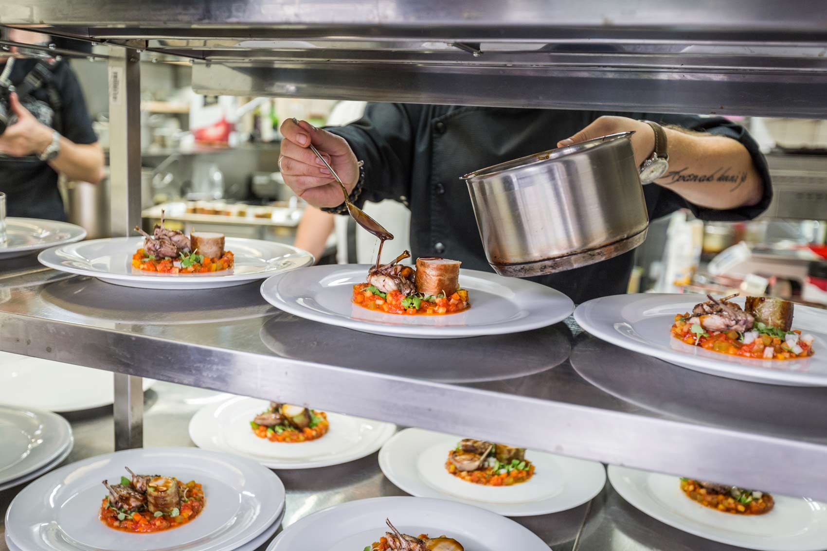 Sárközi Ákos tálal / Fotó: Borkonyha