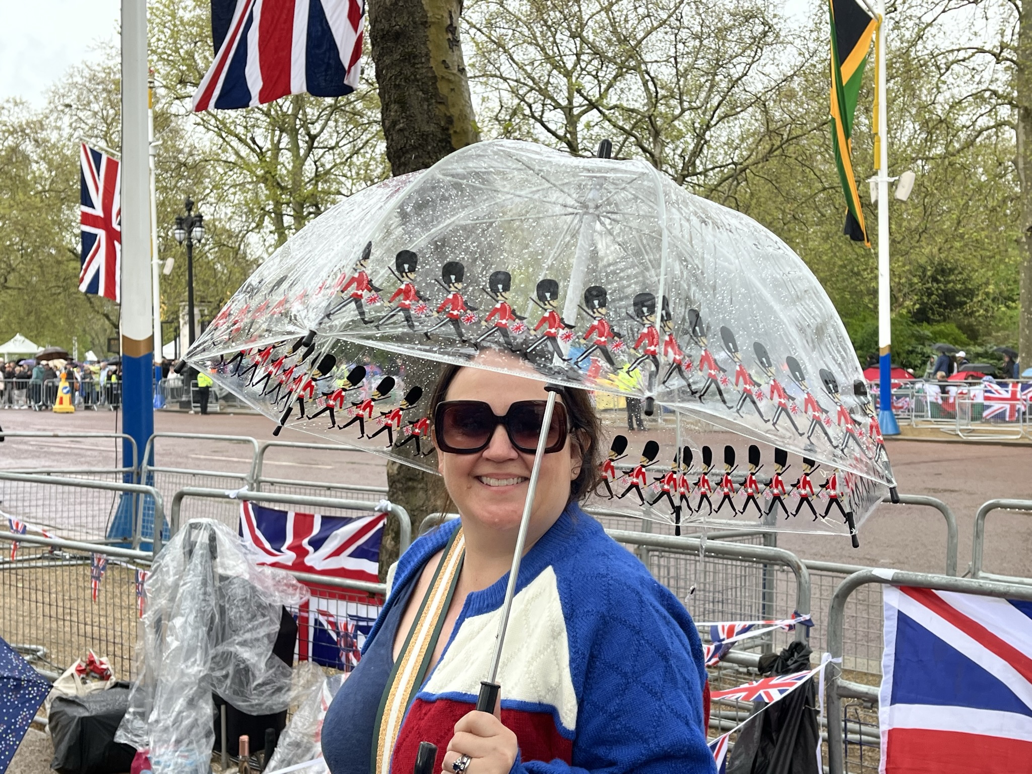 Esernyős lány Londonban