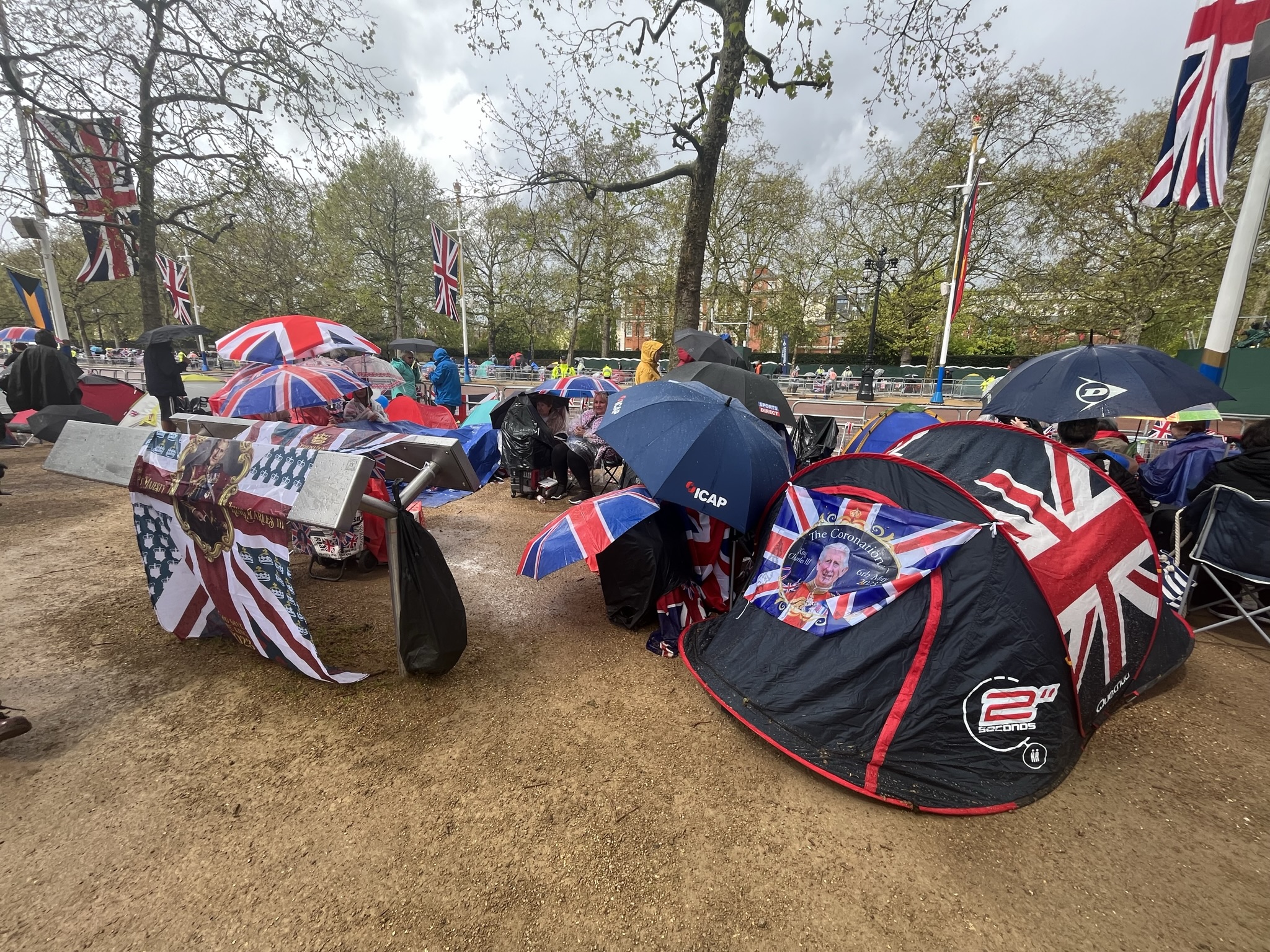 Emberek III. Károly király koronázásán