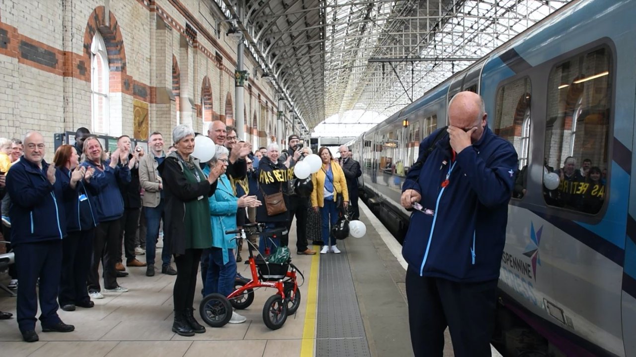 Az 52 év után nyugdíjba vonuló Joe Crean mozdonyvezető meghatódott, milyen sokan várták utolsó útján