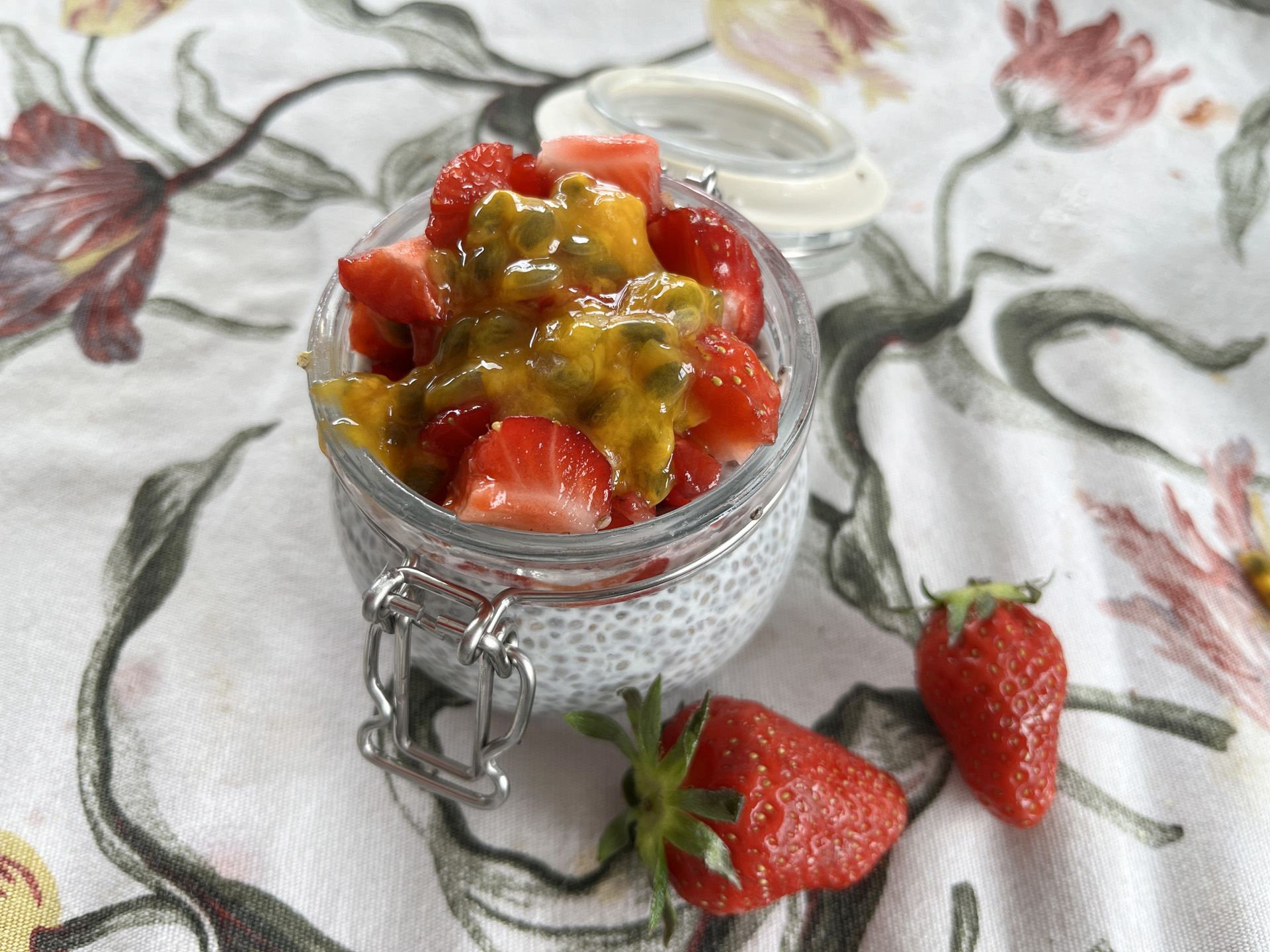 Maracujás-epres chia puding