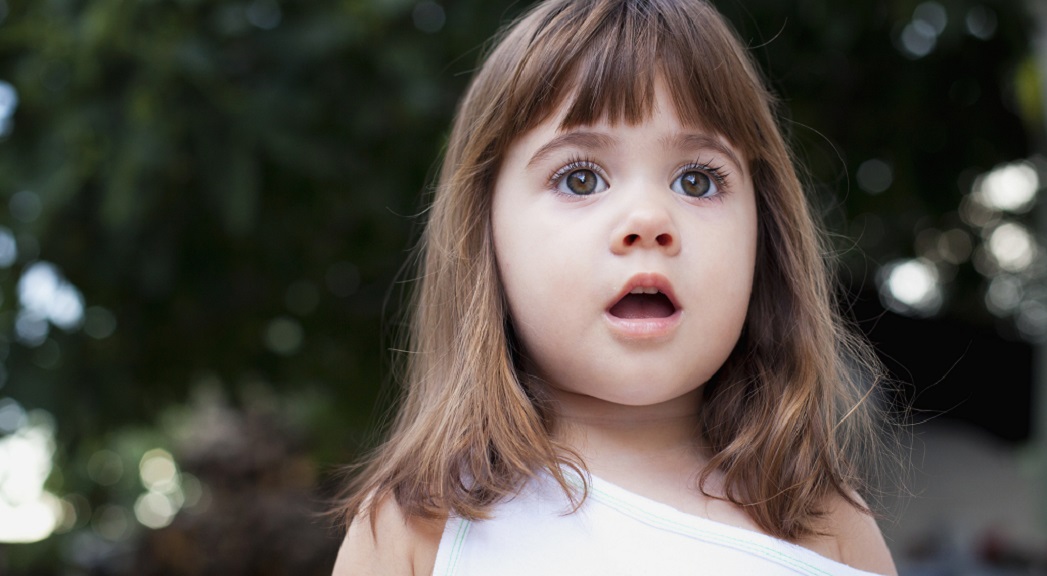 Csodálkozó kislány