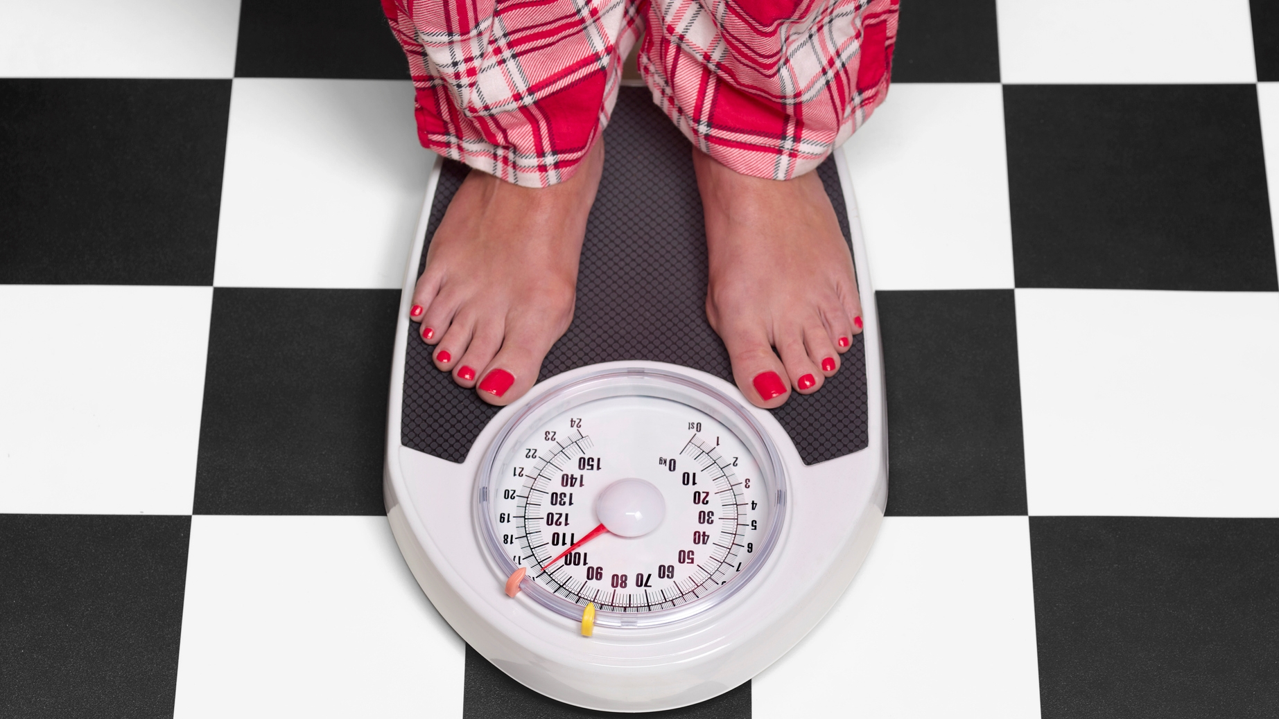 Mérlegen álló nő