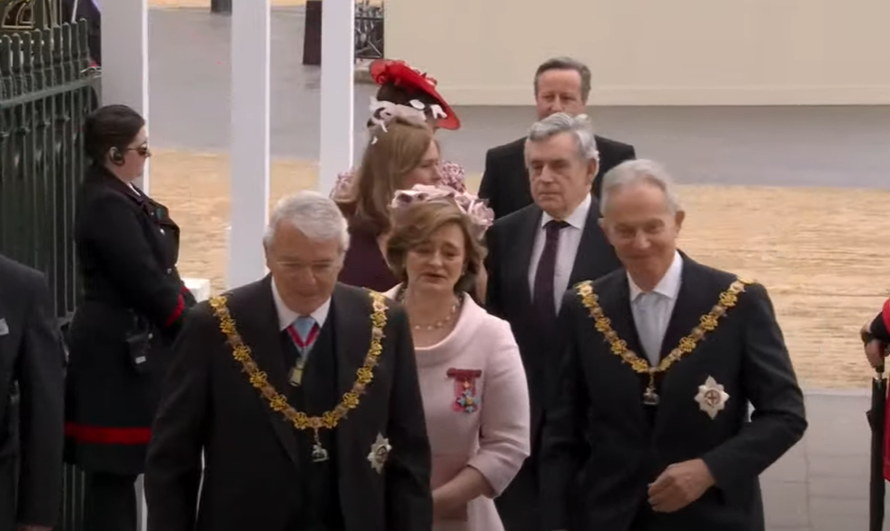 Csoportosan érkeznek a volt brit miniszterelnökök