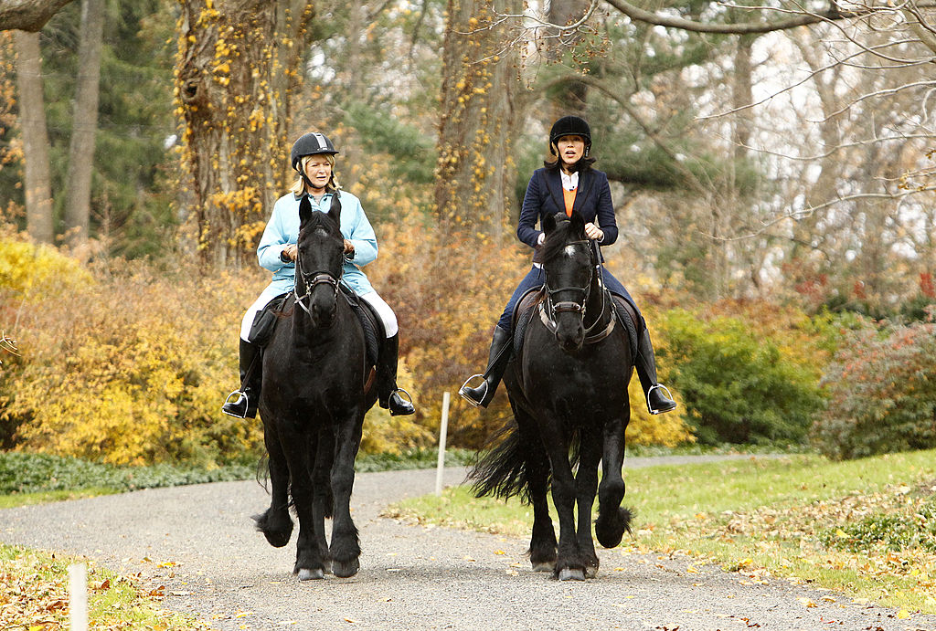 Egy tévéműsorban: az NBC News Today show-jában Martha Stewart és Ann Curry lóháton