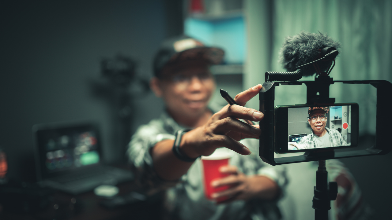 Egy blogger, aki élő közvetítést tart a követőinek