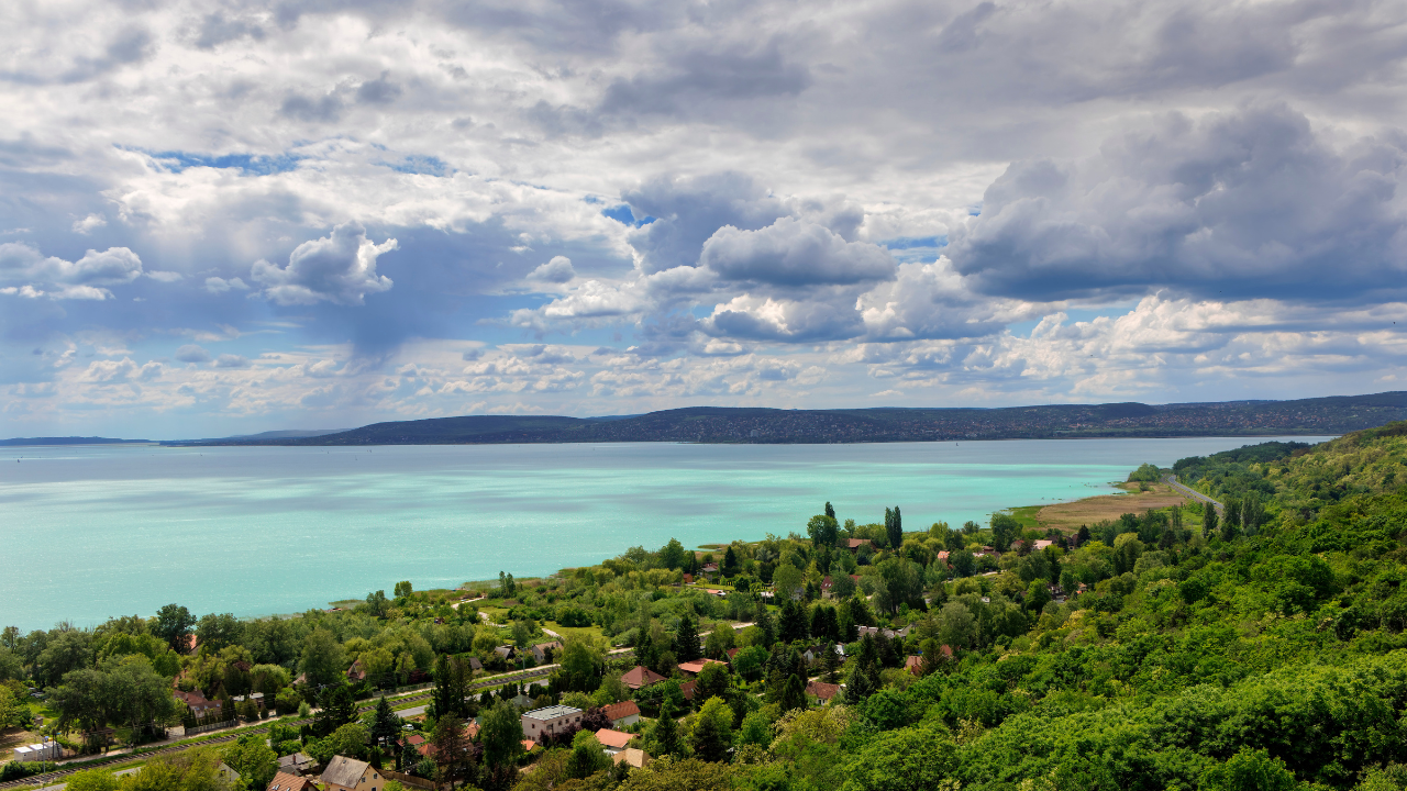 A Balaton általános látképe a Soós-hegyi kilátóról 2021. május 30-án Balatonkenesén, Magyarországon. 