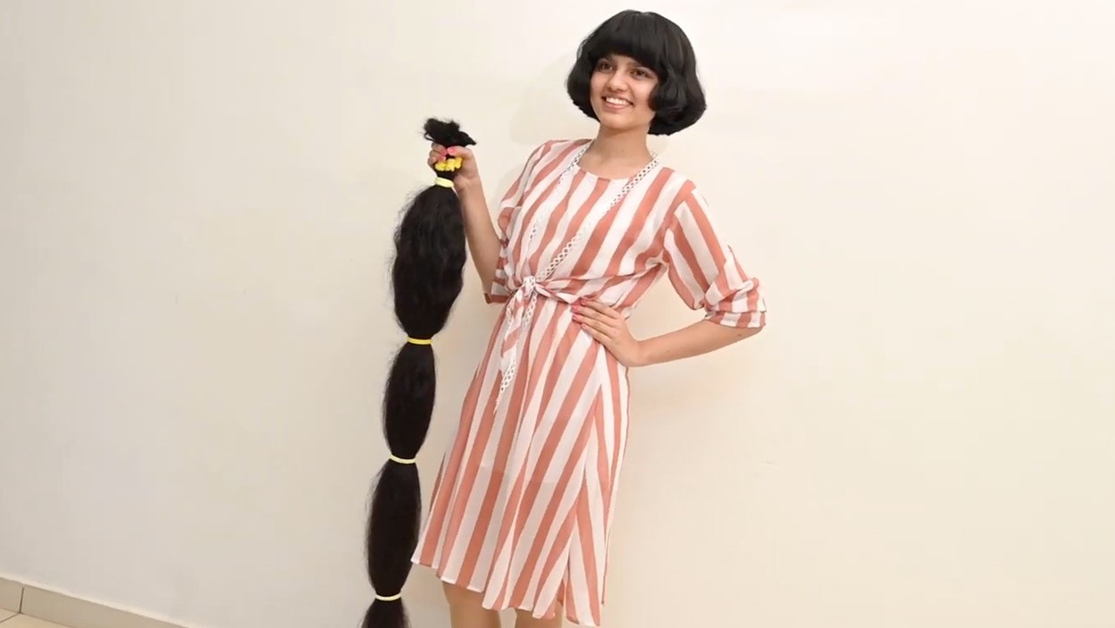 Nilanshi Patel tartja a rekordot jelentő tincseit