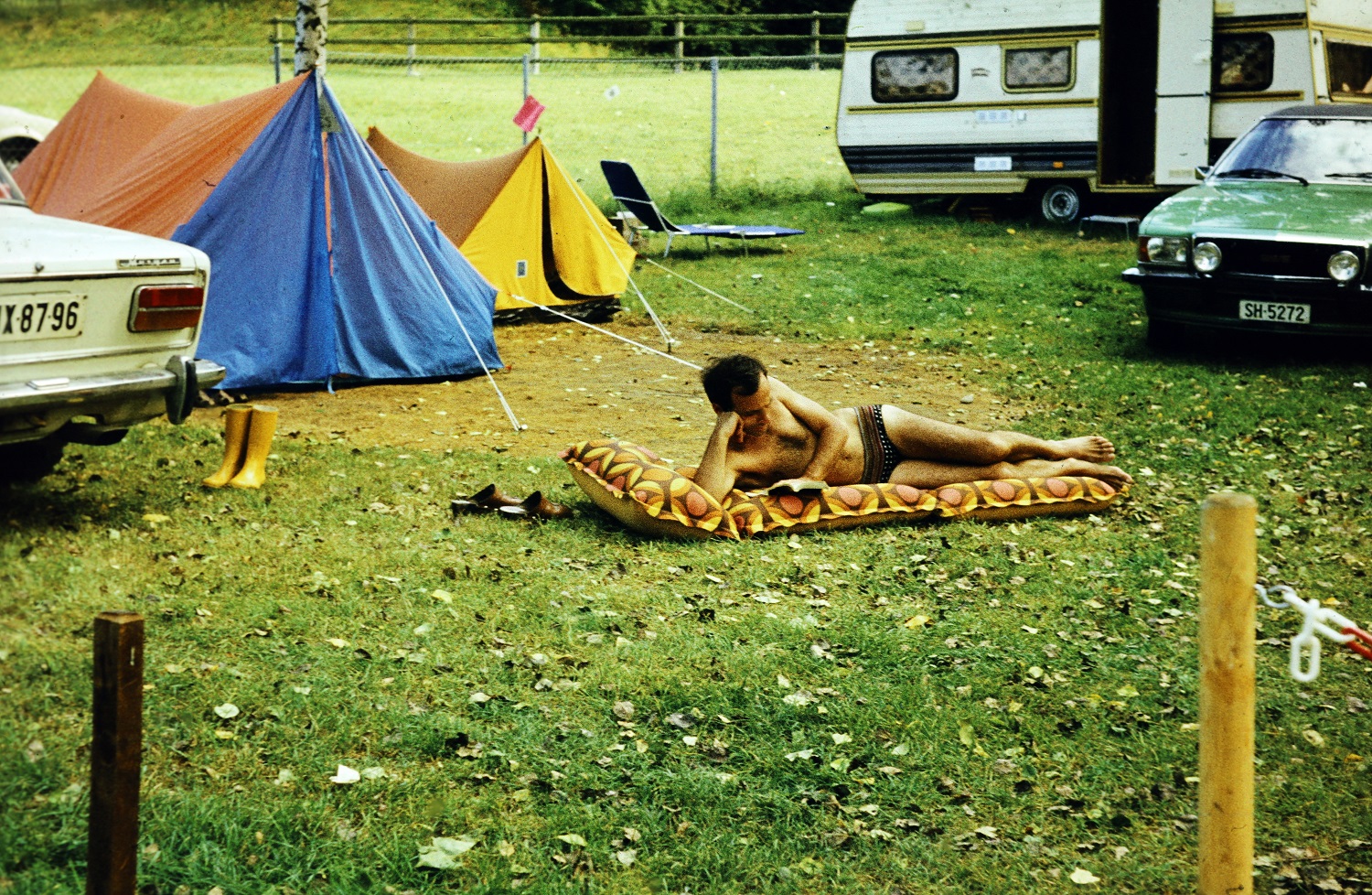 Sátorozós, kempingezős életkép a 80-as évekből