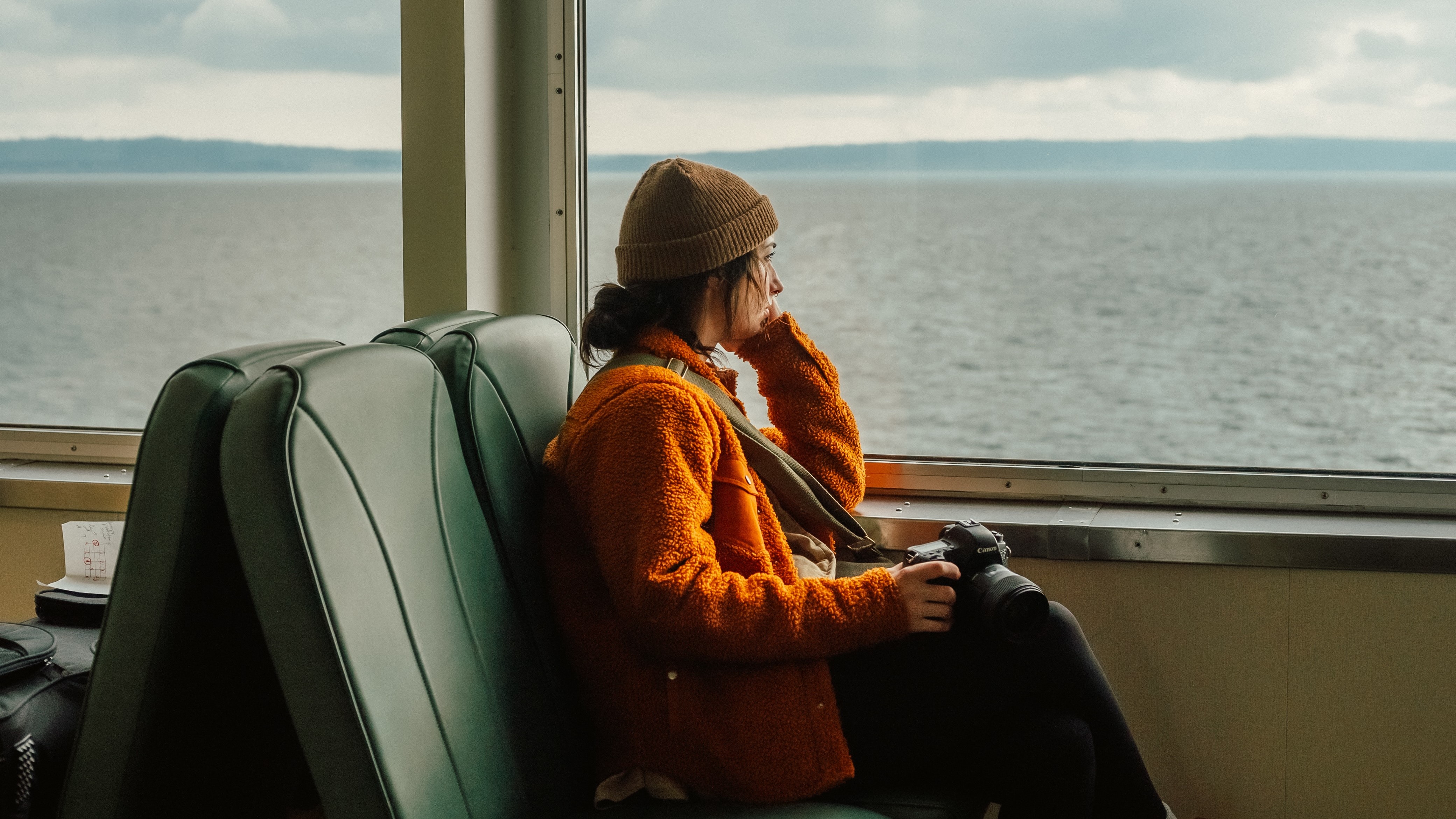 Nő bámul ki az ablakon