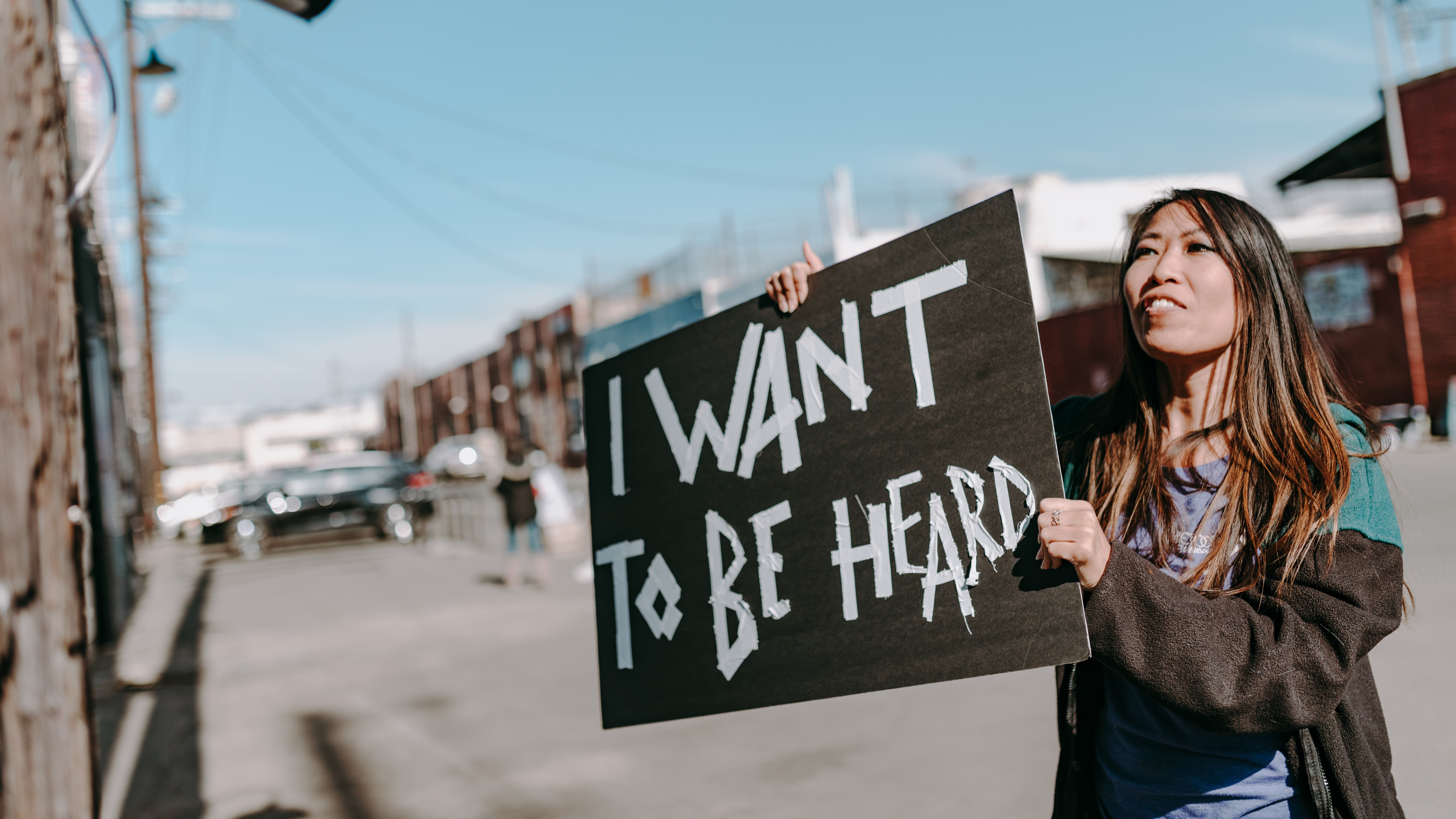 Egy nő tüntet az utcán