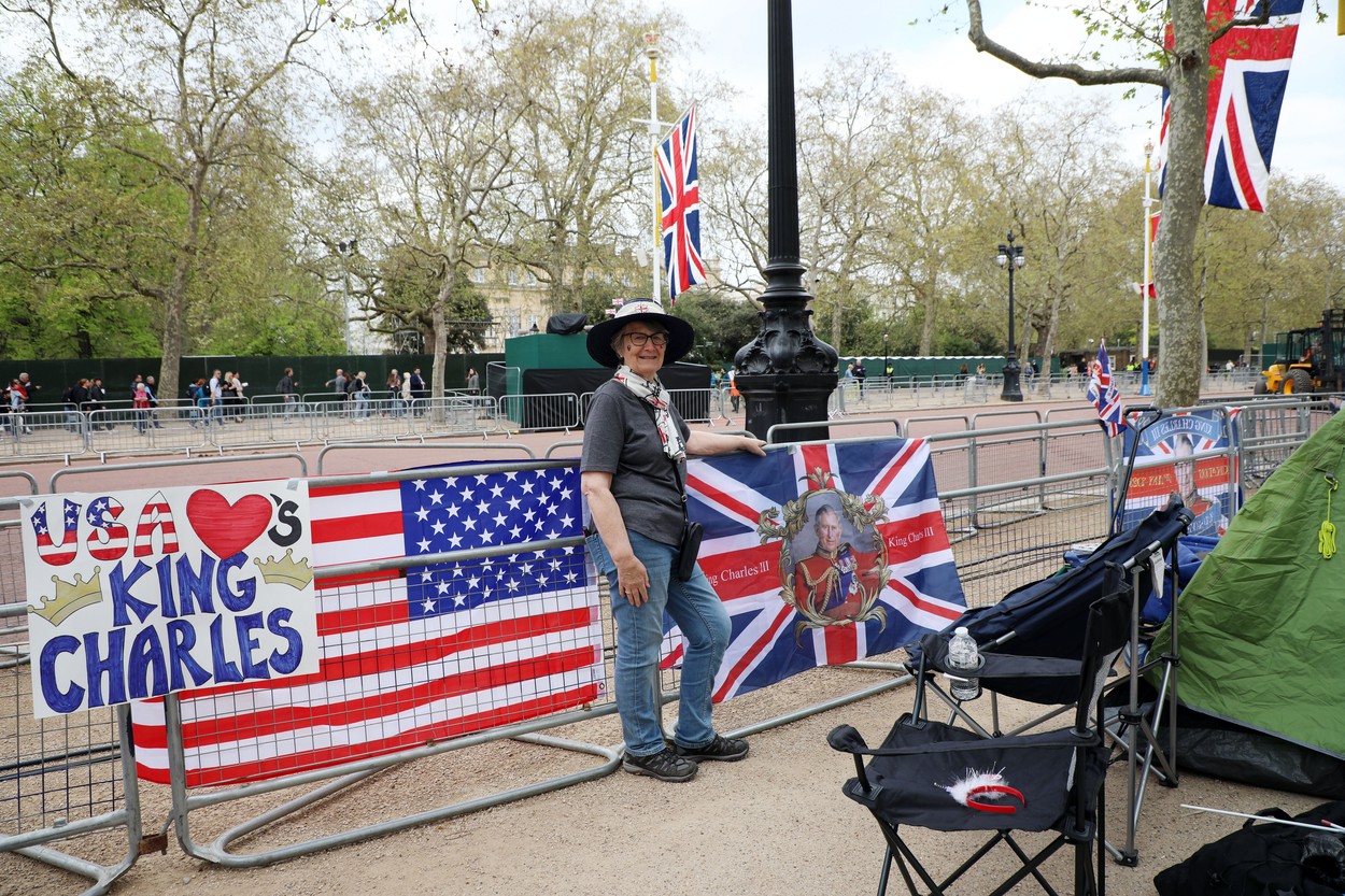 Amerikai turista III. Károly koronázására várva